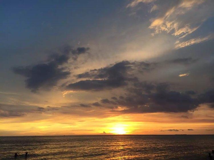 夕陽下的天際凝視，海平線與天空的絕美交融