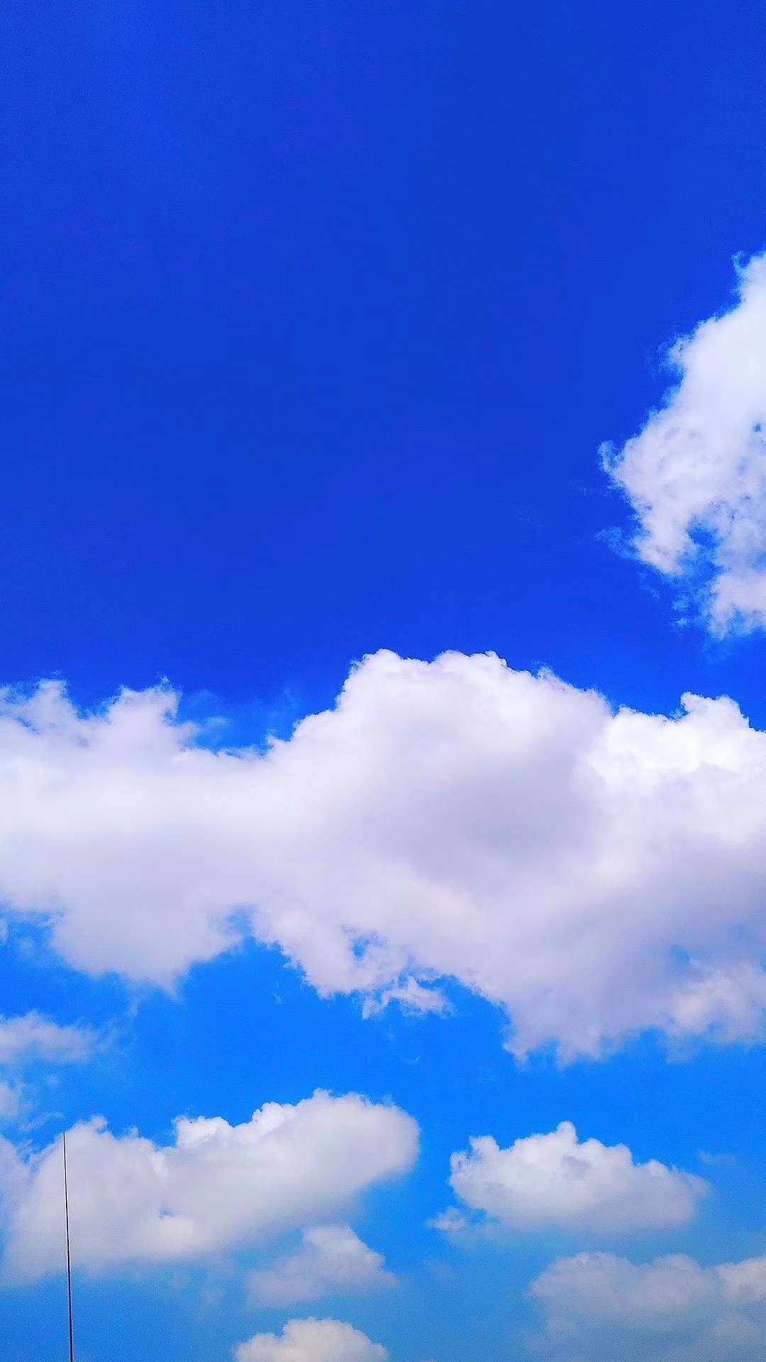 夏日晴空，自然的詩意畫卷
