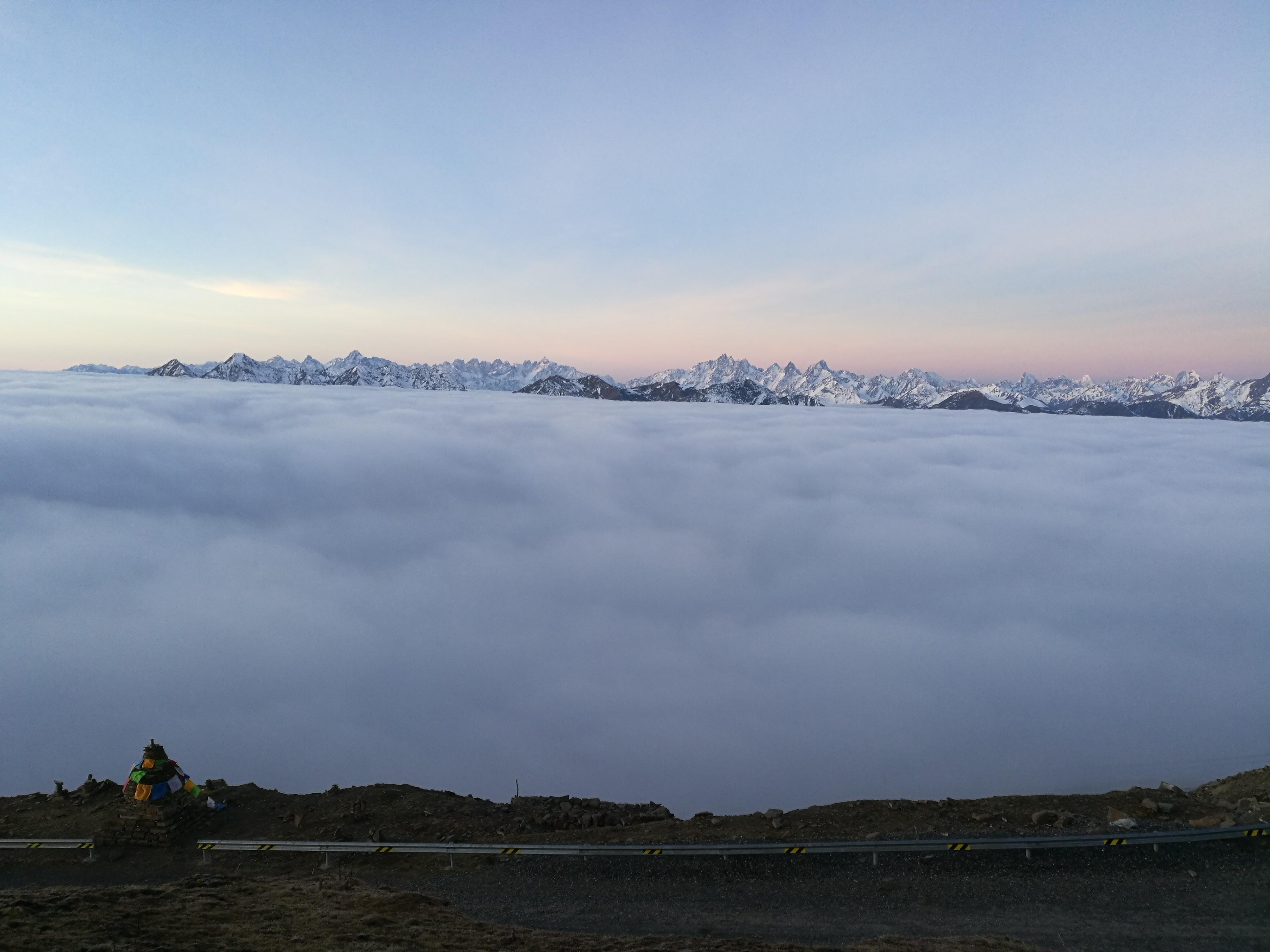 冬季雪山日出，輝煌啟示的啟示