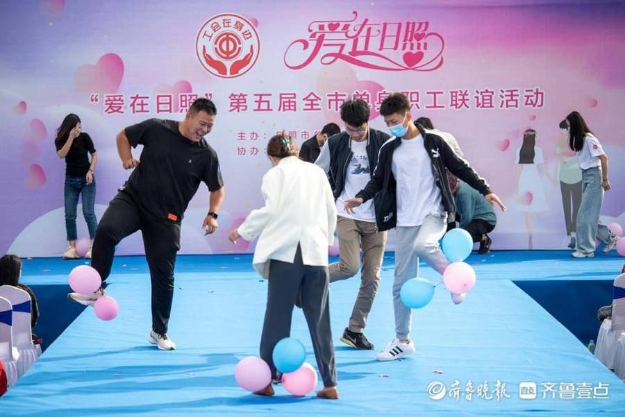 暖陽下的沙灘與海韻，海浪輕拍岸邊聽心語