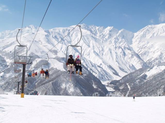 極限滑雪場，雪坡上的勇氣與技藝對決