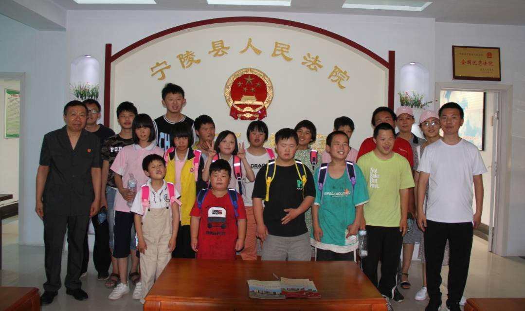 學(xué)生參與社會活動與實踐經(jīng)驗的相關(guān)性探討，實踐經(jīng)驗與學(xué)生成長的關(guān)聯(lián)分析。