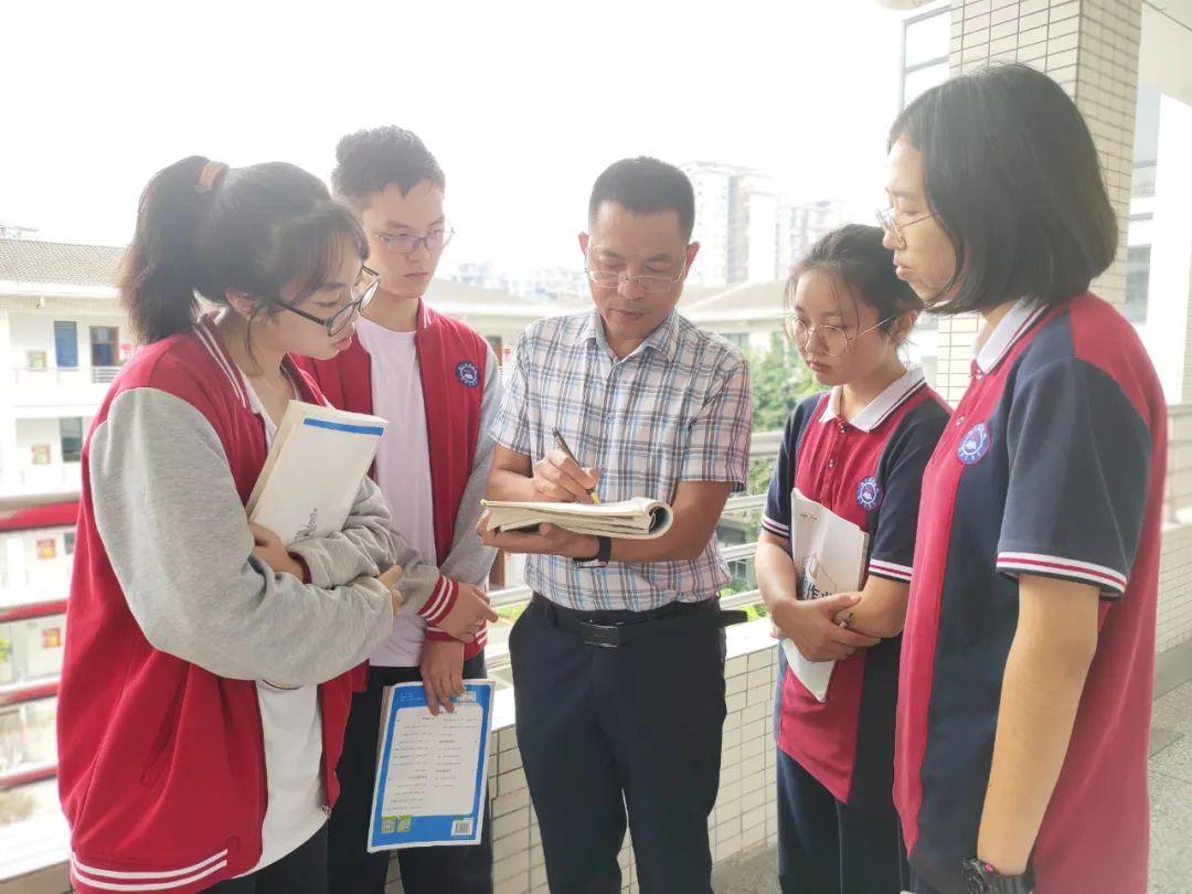 知識(shí)傳授與學(xué)生興趣融合，構(gòu)建高效教育新模式