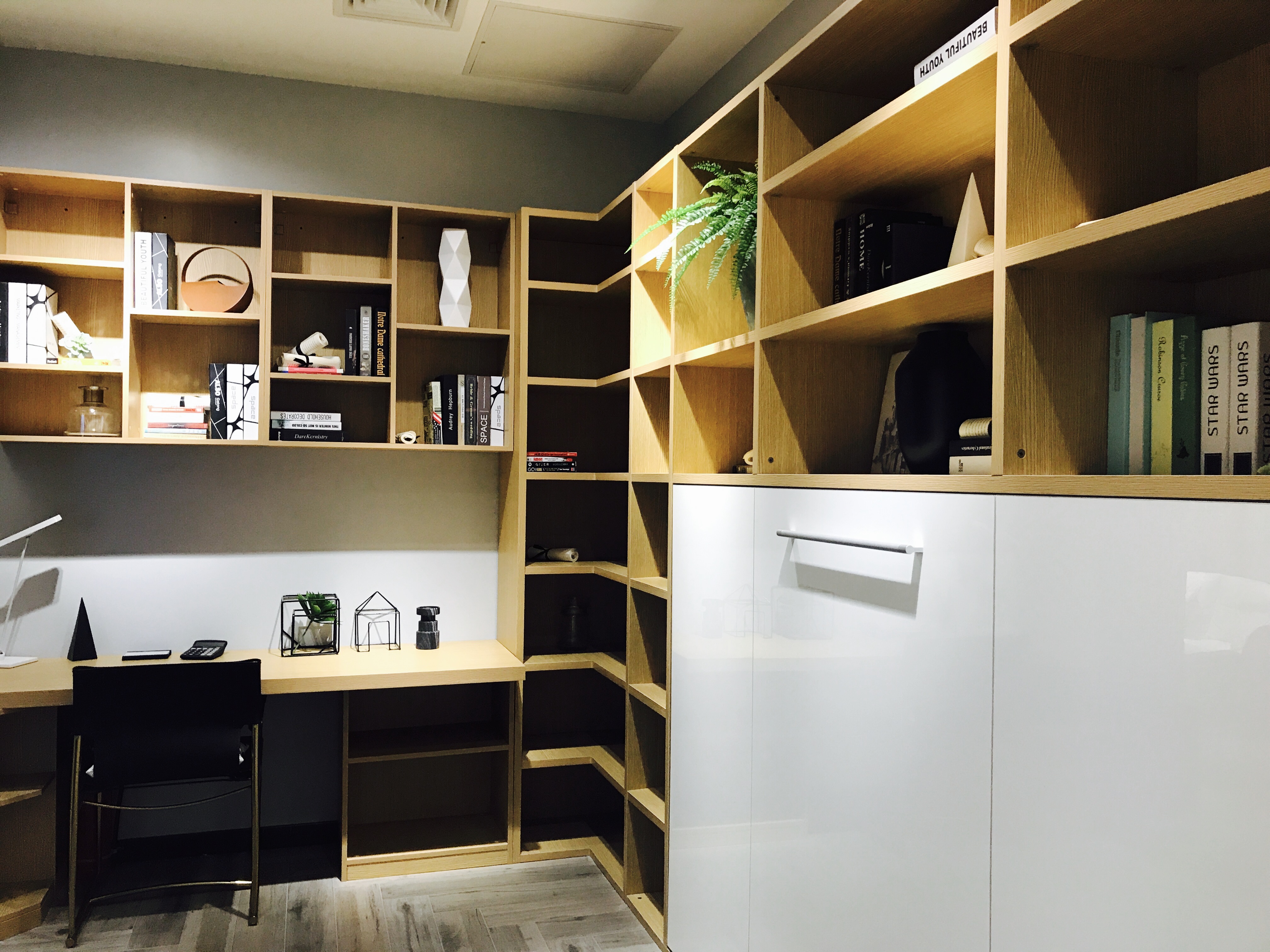 家居儲物柜與架子設(shè)計優(yōu)化，打造整潔有序生活空間